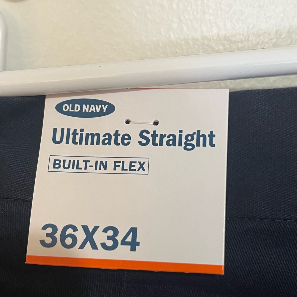 Men’s Old Navy built in flex pants. Navy in color